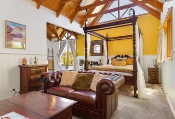 Harem Cottage Gembrook - Spa Bath & Wood Fireplace allows 18 year olds to book a room