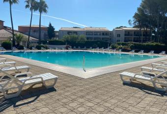 Domaine Valescure Appartement 2 pieces vue jardin has Balcony rooms