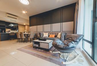 Mosaic Grand Luxury 3BR w bathtub near Midvalley by Our Stay has rooms with a private hot tub