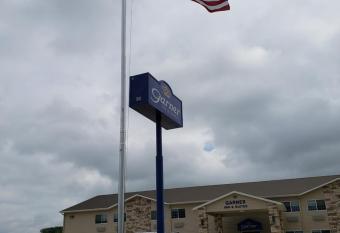 Garner Inn & Suites has rooms with a private hot tub