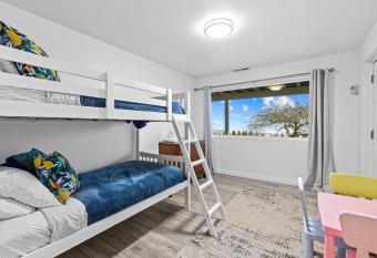 Sunrise Paradise has rooms with a private hot tub