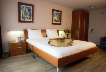 Strandhotel Bos en Duin allows 18 year olds to book a room