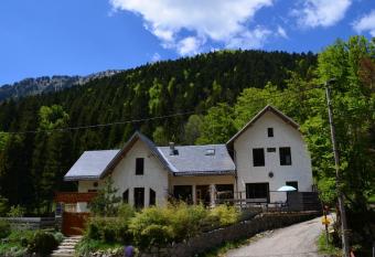 Les ateliers du Cucheron allows 18 year olds to book a room