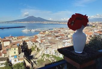 Sunset Shores Oasis - Gulfview Haven Rooms with a View, strategic for Pompeii, Amalfi, Capri, and on the Road to Sorrento- progetto sociale Artigiani della preziosit   has Balcony rooms