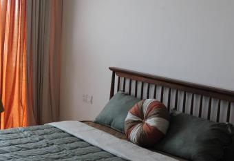 T   Vi  n Homestay Ecopark/ 165m with big garden has rooms with a private hot tub