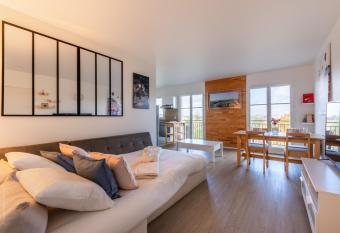 City Of Love By Plaza - Proche Disneyland Paris has Balcony rooms