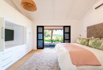 Franschhoek Cottages has Balcony rooms