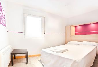 Pensi  n Herradores allows 18 year olds to book a room