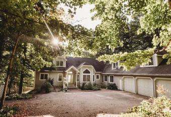 Large home on the Lake, Hot tub, Families, Groups has rooms with a private hot tub