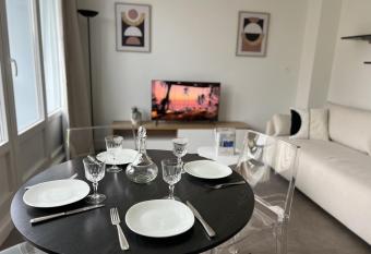 Le Duc de Guise allows 18 year olds to book a room