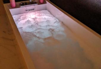 Ta  Stef s Holiday Suites allows 18 year olds to book a room