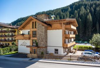 Hotel Pension Alpengru   has Balcony rooms