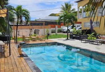 Un petit coin de paradis    La R  union has rooms with a private hot tub