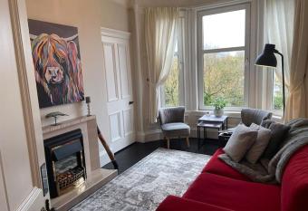 Beautiful traditional flat in the center of Largs. allows 18 year olds to book a room