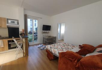 Voisin de Louis XIV,free parking allows 18 year olds to book a room