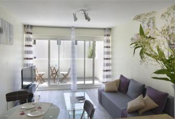 LE GREY-JARDIN DES PLANTES-CENTRE DES CONGRES has Balcony rooms