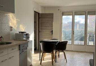 Appartements proches CDG Le Bourget dans maison francilienne typique has Balcony rooms