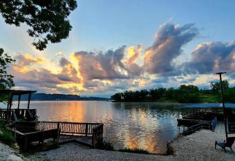 Lakeshore Cabin 5 on the Lake has Balcony rooms