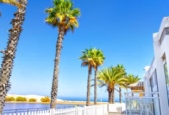 Apartamentos Cocoteros - Tamara allows 18 year olds to book a room