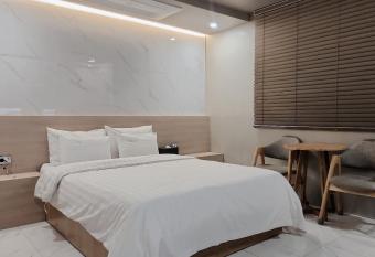 Shire Hotel Busan Station allows 18 year olds to book a room