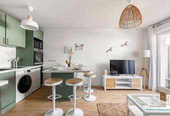 Cosy, climatis  , calme, parking - proche a  roport has Balcony rooms