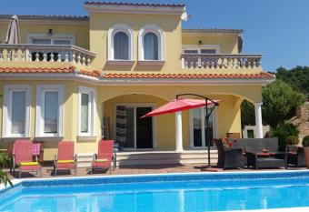 Villa Rosana has Smoking/Balcony rooms