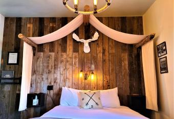 Mrs. Anderson's Lodging has Balcony rooms