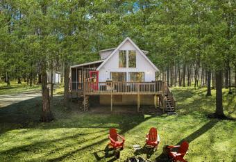 Chalet on Large Wooded Lot wHot Tub Firepit WiFi has Balcony rooms
