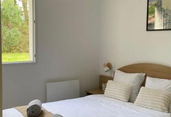 Chalet paisible, plage, piscine et tennis has Balcony rooms