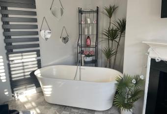 Castle Yard Cottage has Balcony rooms