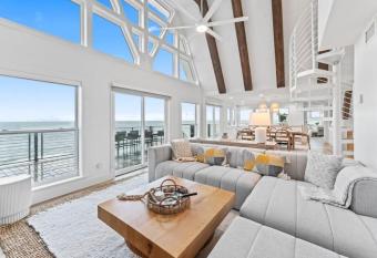 NEW - Luxury 5 br Beach Retreat allows 18 year olds to book a room