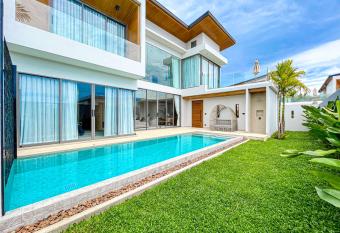 3 BR New Luxury Villa - Bang Tao has rooms with a private hot tub