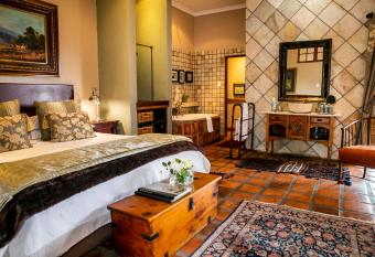 Terra Casa Guesthouse has rooms with a private hot tub