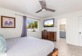 Put, Swim, Play at The Caddy Shack Home has Smoking rooms