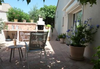 A l ombre du figuier allows 18 year olds to book a room