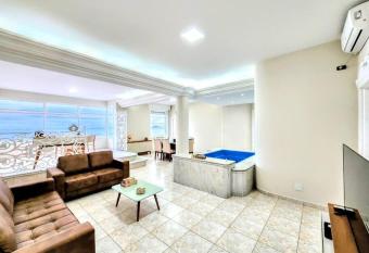 Apartamento frente mar Guaruj   has rooms with a private hot tub