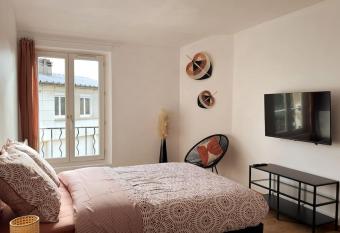 Maison spacieuse    35  Paris - 20  Versailles allows 18 year olds to book a room