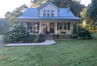 The Little FarmHouse has Balcony rooms