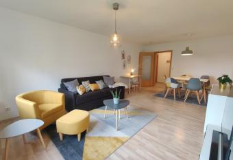 81qm, 3 bedroom, King-Bed, parking, fast Wifi, Netflix has Balcony rooms