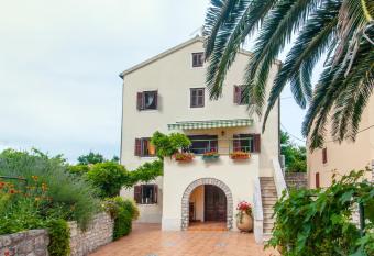 Family House Lana has Smoking/Balcony rooms