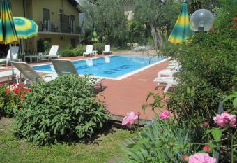 Hotel Casa Popi allows 18 year olds to book a room