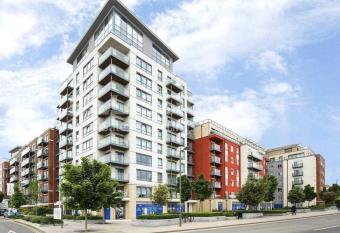 Stunning 1-Bed Apartment in London has Balcony rooms