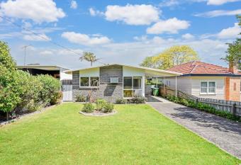 Coastal Rosebud Family Home - Steps from the Beach allows 18 year olds to book a room