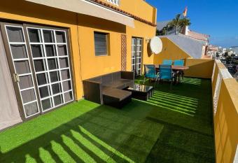 Gro  e Terrasse mit Esstisch, Markise. Einfach has Balcony rooms