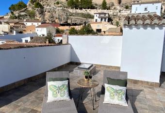 Balc  n de la Plaza allows 18 year olds to book a room