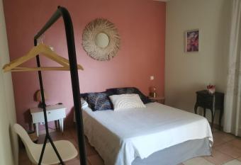 Chambre priv  e cosy, salle de bain et terrasse allows 18 year olds to book a room