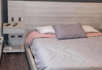 Aparta-estudio moderno Ch  a allows 18 year olds to book a room