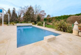 Villa Madeleine has Smoking rooms