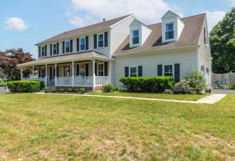 Lrge Home Near Wash DC-Pool, Hot Tub, Gym, Game Rm has rooms with a private hot tub