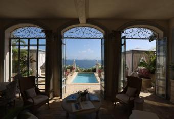 Villa Caprichosa has Balcony rooms
